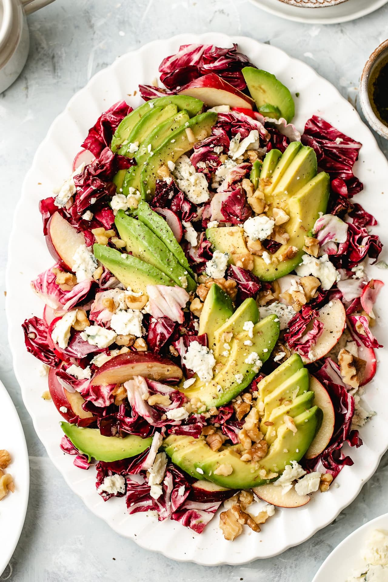 Ensalada de achicoria con manzanas, queso azul y aguacate