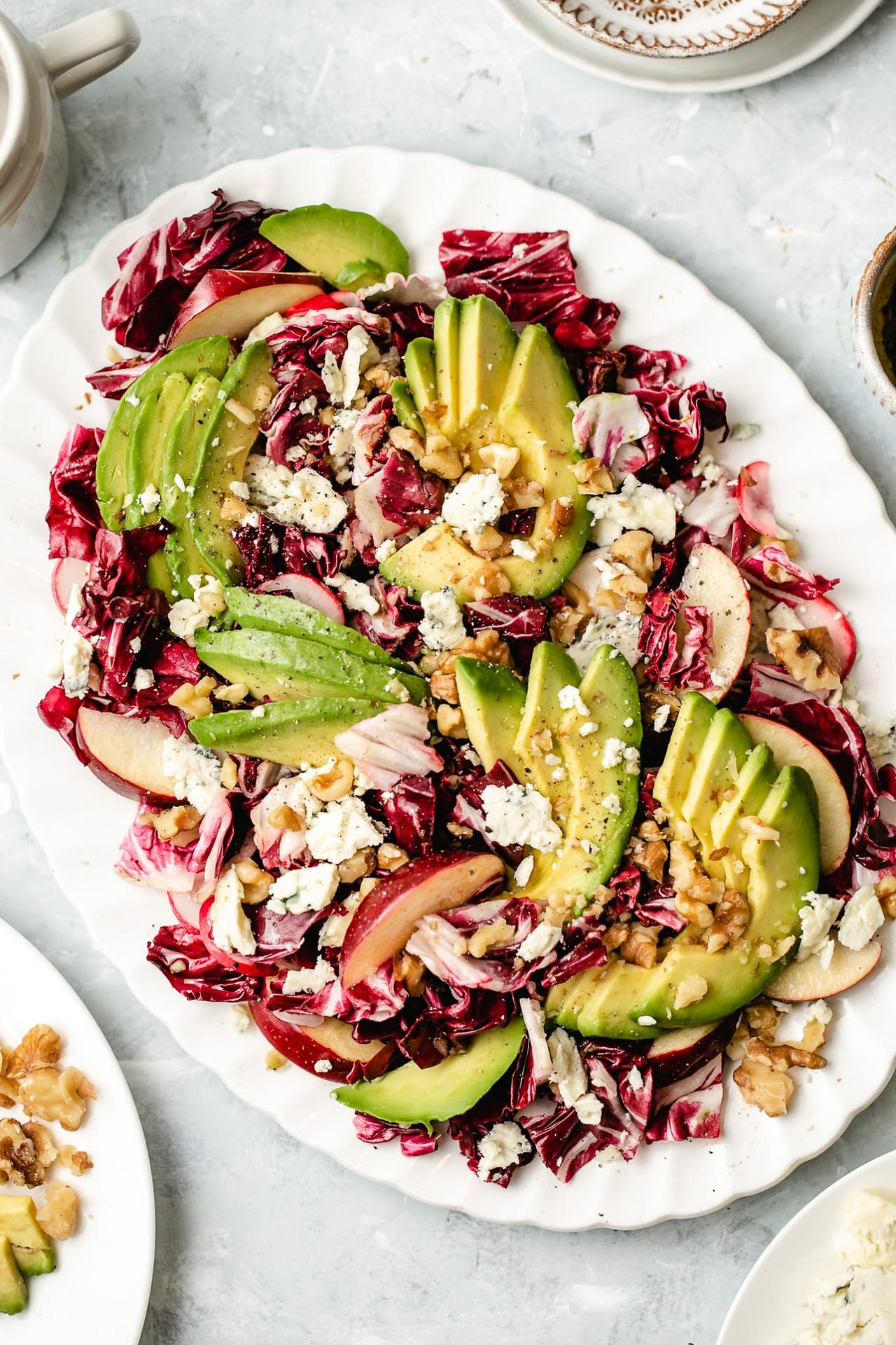 Ensalada de achicoria con manzanas, queso azul y aguacate