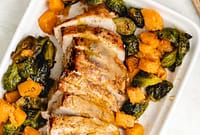 Rebanada de lomo de cerdo con coles de Bruselas y Rebanada de lomo de cerdo con coles de Bruselas y calabaza